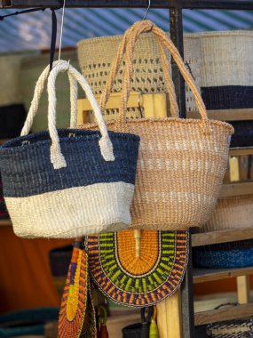 LONDON, İngiltere - 23 Haziran 2018: Raffia Baskets Broadway Street Market 'te satılık