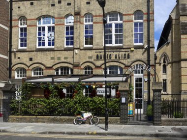LONDON, İngiltere - 23 Haziran 2018: Hoxton Meydanı 'ndaki Radyo Alice Pizzeria Restoranı' nın dış görünümü