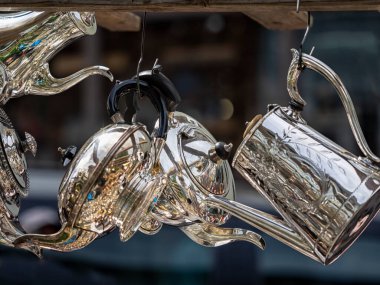 LONDON, İngiltere - 23 Haziran 2018: Notting Hill 'deki Portobello Road Antiques Market' te bir tezgahta asılı gümüş eşyalar