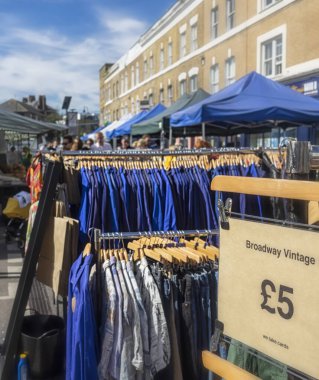 LONDON, İngiltere - 23 Haziran 2018: Broadway Street Market 'te üzerinde fiyat etiketi olan giysiler