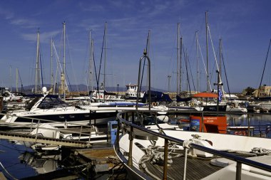 CHANIA, CRETE - 20 Nisan 2025: Eski Venedik limanındaki modern yatlar