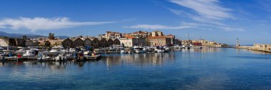 CHANIA, CRETE - 20 Nisan 2025: Eski Venedik Limanı 'nın Panorama manzarası
