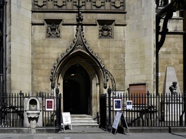 LONDON, İngiltere - 13 Mayıs 2025: Fleet Caddesi 'ndeki Batı Kilisesi' nde St Dunstan 'a giriş