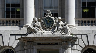 LONDON, İngiltere - 13 Mayıs 2025: Somerset House 'un dışındaki halka açık saat ve heykeller