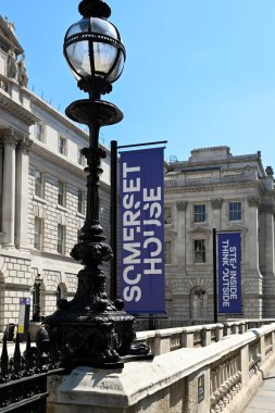 LONDON, İngiltere - 13 Mayıs 2025: Waterloo Köprüsü 'ndeki Somerset House' un önünde süslü lamba ve pankart