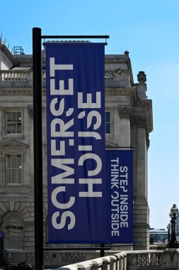 LONDON, İngiltere - 13 Mayıs 2025: Waterloo Köprüsü 'ndeki Somerset House' un önünde pankart