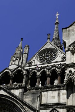 LONDON, İngiltere - 13 Mayıs 2025: Fleet Caddesi 'ndeki Kraliyet Adalet Divanı binasının dışı