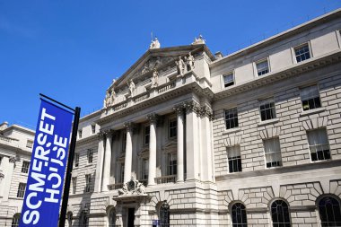 LONDON, İngiltere - 13 Mayıs 2025: Waterloo Köprüsü 'nden Somerset Evi' nin önü ve imzası