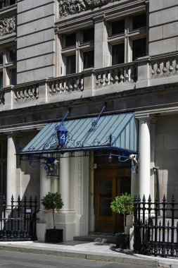 LONDON, İngiltere - 13 Mayıs 2025: 4 Whitehall Court 'a giriş, şimdi apartmanlar (ama 1971' e kadar Batı Hint Kulübü idi)