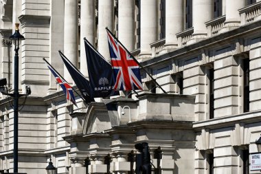 LONDON, İngiltere - 13 Mayıs 2025: 57 Whitehall cephesi, şimdi bir Raffles lüks oteli