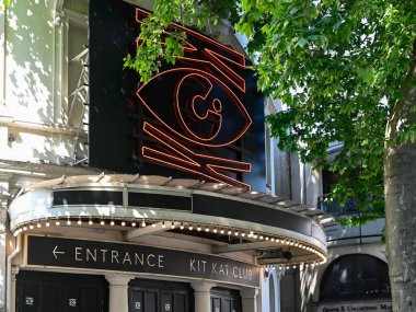 LONDON, İngiltere - 13 Mayıs 2025: Northumberland Bulvarı 'ndaki Kit Kat Club için Playhouse Tiyatrosu' nun dışına reklam