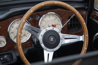 SOUTHEND-ON-SEA, İngiltere - 5 Temmuz 2025 Triumph Stag spor arabasının içi