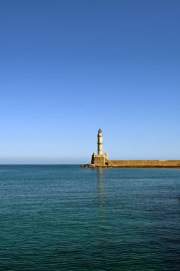 Liman duvarındaki uzak deniz feneri berrak mavi gökyüzü