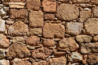 Duvardaki sıcak renkli taş blokların arkaplan dokusu