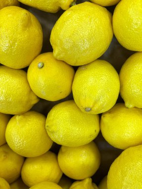 Çiftçi pazarındaki tezgahta taze çiğ limonlar.