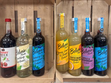 SOUTHEND-ON-SEA, İngiltere - 15 Mayıs 2025: Belvoir Çiftlik İçkileri ve meşrubat şişeleri