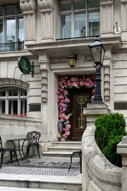 LONDON, İngiltere - 07 Temmuz 2025: Park Lane, Mayfair 'deki Londra Yolları restoranının dışı