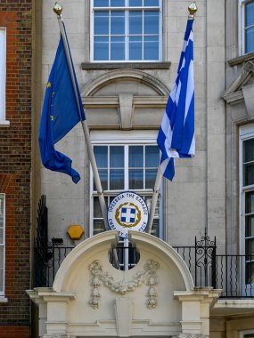 LONDON, İngiltere - 07 Temmuz 2025: Yukarı Brook Caddesi 'ndeki Yunanistan Büyükelçiliği Konutu' nun (eski Büyükelçilik Yunanistan binası) önünde bayraklar