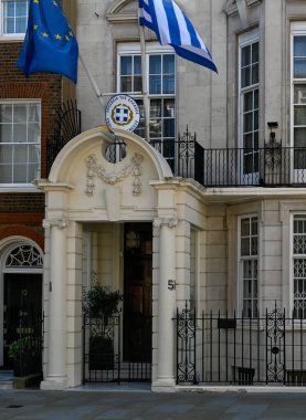 LONDON, İngiltere - 07 Temmuz 2025: Yukarı Brook Caddesi, Mayfair 'deki Yunanistan Büyükelçiliği Konutu' nun (eski Büyükelçilik Yunanistan Binası) dışı