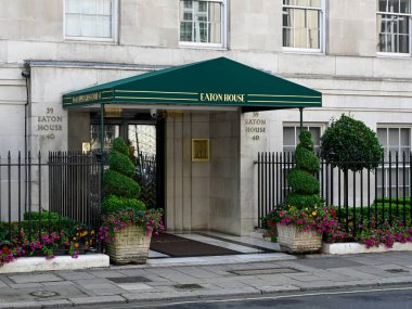 LONDON, İngiltere - 07 Temmuz 2025: Yukarı Grosvenor Caddesi, Mayfair 'deki Eaton Evi' nin dışı
