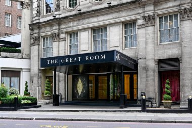 LONDON, UK - 07 Temmuz 2025 Mayfair 'deki Grosvenor House Otel' in dışı.