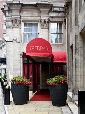LONDON, İngiltere - 07 Temmuz 2025: Park Lane, Mayfair 'deki Red Bar kokteyl bar restoranının dışı