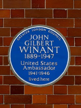 LONDON, İngiltere - 07 Temmuz 2025: Aldford Caddesi 'ndeki John Gilbert Winant' a Hatıra Mavi Plaket