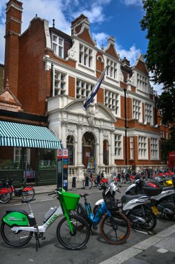 LONDON, İngiltere - 07 Temmuz 2025: Mount Street, Mayfair Kütüphanesinin dış görünümü