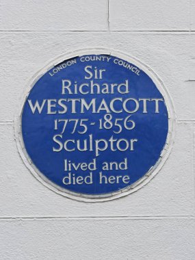 LONDON, İngiltere - 07 Temmuz 2025: Güney Audley Caddesi 'ndeki Sör Richard Westmacott' a Hatıra Mavi Plaket