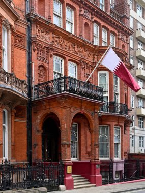 LONDON, İngiltere - 07 Temmuz 2025: Güney Audley Caddesi 'ndeki Katar Büyükelçiliği, Mayfair bayrak ve işaret ile