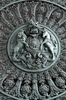 LONDON, İngiltere - 07 Temmuz 2025: Hyde Park köşesindeki Wellington Kemeri 'ndeki süslü metal kapıların detayları