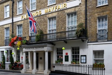 LONDON, İngiltere - 07 Temmuz 2025: Half Moon Caddesi, Mayfair 'deki Flemings Otel' in dışı