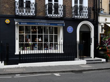 LONDON, İngiltere - 07 Temmuz 2025 Curzon Caddesi, Mayfair 'deki G Heywood Hill Kitapevi' nin dışı