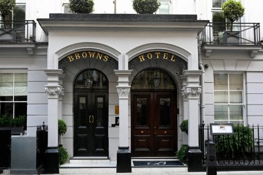 LONDON, İngiltere - 07 Temmuz 2025: Albermarle Caddesi, Mayfair 'deki Brown' s Hotel 'e Giriş