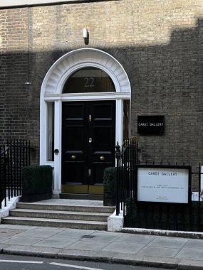 LONDON, İngiltere - 07 Temmuz 2025: Grafton Caddesi, Mayfair 'deki Cardi Galerisi