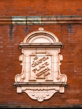 LONDON, İngiltere - 07 Temmuz 2025: Mayfair 'deki Chapel Place North için Eski Viktorya dönemi taş sokak tabelası