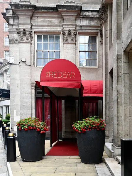 LONDON, İngiltere - 07 Temmuz 2025: Park Lane, Mayfair 'deki Red Bar kokteyl bar restoranının dışı