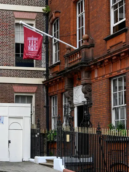 LONDON, İngiltere - 07 Temmuz 2025: Güney Audley Caddesi 'ndeki Kadın Üniversitesi Kulübü' nün dışı