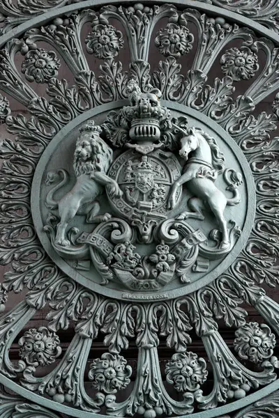 LONDON, İngiltere - 07 Temmuz 2025: Hyde Park köşesindeki Wellington Kemeri 'ndeki süslü metal kapıların detayları