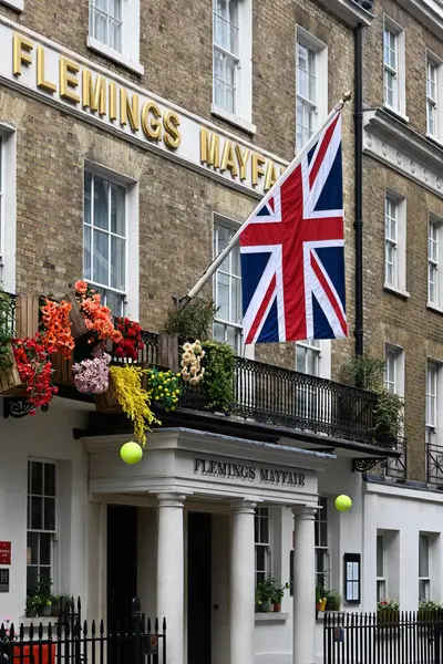 LONDON, İngiltere - 07 Temmuz 2025: Half Moon Caddesi, Mayfair 'deki Flemings Otel' in dışı