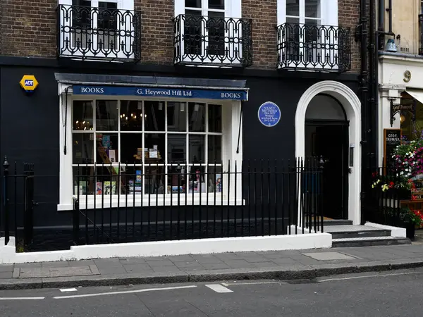 LONDON, İngiltere - 07 Temmuz 2025 Curzon Caddesi, Mayfair 'deki G Heywood Hill Kitapevi' nin dışı