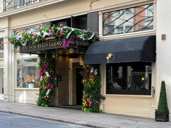 LONDON, İngiltere - 07 Temmuz 2025 Berkeley Caddesi, Mayfair 'deki Palm Beach Kumarhanesi.