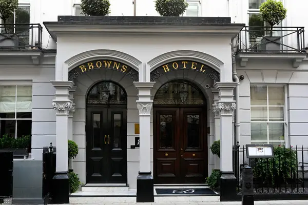 LONDON, İngiltere - 07 Temmuz 2025: Albermarle Caddesi, Mayfair 'deki Brown' s Hotel 'e Giriş