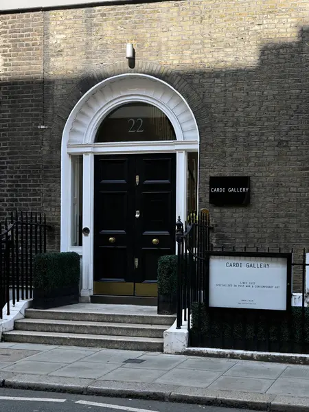 LONDON, İngiltere - 07 Temmuz 2025: Grafton Caddesi, Mayfair 'deki Cardi Galerisi