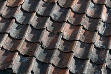 Eski terracotta kil çatı kiremitlerinin arkaplan dokusu