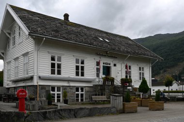 NORDFJORDEID, NORWay - 29 Temmuz 2025: Gamlebanken Kulturhuset Sanat Galerisi