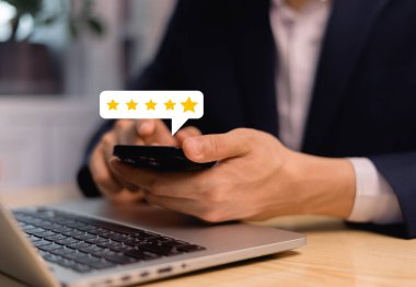 Müşteri memnuniyeti anketi konsepti, iş adamı akıllı telefonlardan mutlu gülümseme ikonu, tatmin beş yıldız, hizmet tecrübesi derecesi, online uygulama memnuniyeti değerlendirmesi, en iyi kalite.