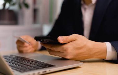 Mobil ödeme ve uygulama cüzdan teknolojisi, İşadamı ödemesi ve alışveriş ve akıllı telefon uygulamaları, dijital transfer, bankacılık ve ekommerce kavramları.