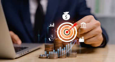Finans ve yatırım kavramları, yatırımdan kazanç, tasarruf, hayat sigortası satın alma, faiz oranı ve kar payları, iş adamı gelir hedefini belirliyor ve yüzde olarak yatırımdan geri dönüş yapıyor.