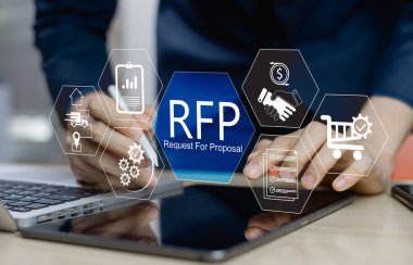 İş Önerisi Konsepti talebi. Tedarik, teklif, teklif, sözleşme yönetimi ve lojistik dahil olmak üzere Teklif (RFP) sürecini temsil etmek için dizüstü bilgisayarda çalışan işadamı.